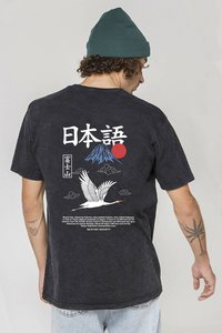 Čierne bavlnené tričko s grafickým dizajnom zobrazeným s horou Fuji, červeným slnkom, crane a japonskými znakmi. Krátke rukávy, voľný strih.