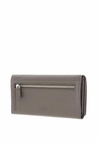 Un portefeuille en cuir gris avec une compartiment zippé, un design épuré et un branding subtil, avec une texture lisse et une forme rectangulaire.