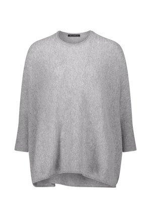 Maglione oversize grigio chiaro realizzato in morbido tessuto a maglia, con scollatura rotonda e maniche a tre quarti. Texture semplice e liscia.