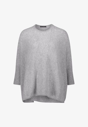 Hellgrauer, übergroßer Pullover aus weichem Strickstoff mit rundem Halsausschnitt und 3/4-Ärmeln. Schlichte und glatte Textur.