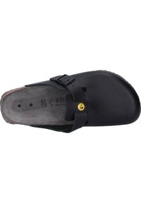 Schwarze Sandale mit glattem Material, verstellbarem Riemen, konturiertem Fußbett und goldenem Logo. Entworfen für Komfort und Stabilität.