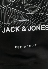 Czarna bluza z białym rysunkiem gór, z napisem "JACK & JONES" i "EST. MCMXC" w pogrubionej czcionce. Miękka tkanina, casualowy krój.