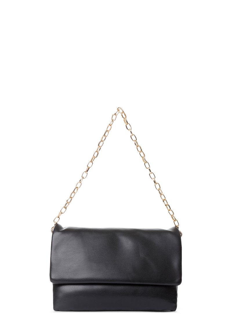 Bolso de mano de cuero negro con un diseño plegable, que presenta una cadena dorada y una textura suave.