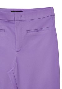 Pantaloni viola chiaro con una texture liscia, dotati di un frontale piatto, tasche laterali e un punto vita standard. Design sartoriale con dettagli minimi.