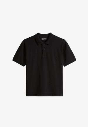 Zwart poloshirt met korte mouwen, geribbelde kraag en mouwranden, twee knopen in de halslijn en merklabel aan de binnenkant van de nek.