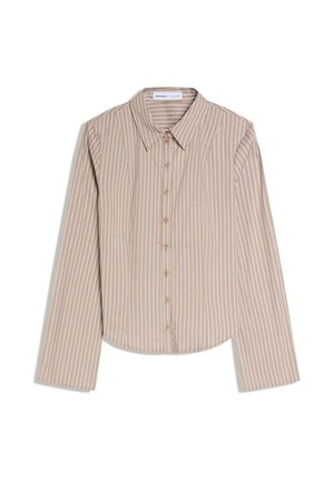 Béžová košeľa na dlhý rukáv s gombíkmi, biele a svetlohnedé vertikálne pruhy, špicatý golier a priliehavý pás.