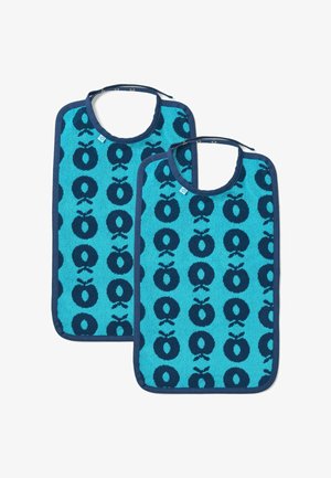 Dos baberos de tela azul con patrones circulares de color azul oscuro, con un cuello redondeado y lazos de tela. Textura suave y material parecido a una toalla.