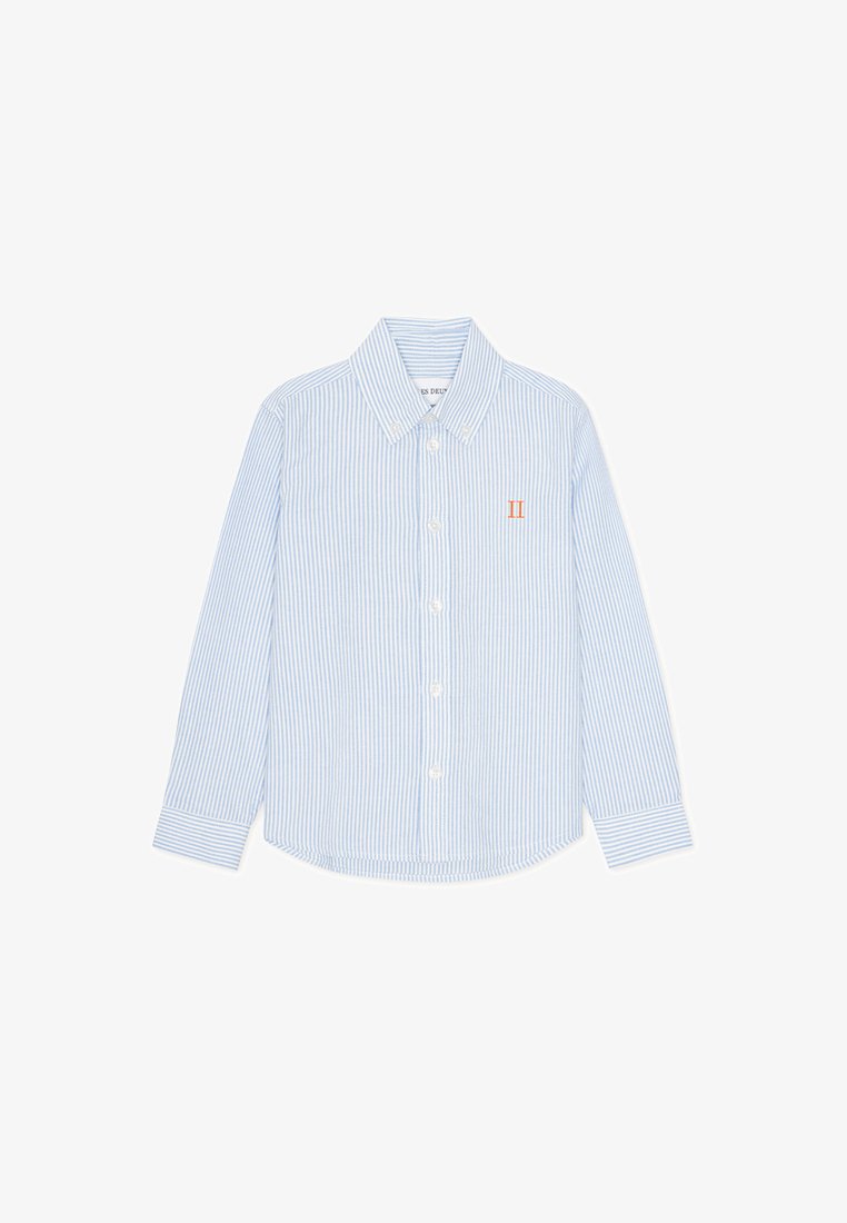 Chemise à manches longues rayée bleu clair et blanc. Comprend un col boutonné, des boutons sur le devant et un petit emblème orange sur la poitrine.