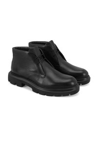 Zwarte leren enkellaarsjes met een gestructureerde afwerking, voorzien van een ronde neus, vetersluiting en een dikke, robuuste zwarte rubberen zool.