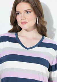 Gestreiftes V-Ausschnitt-T-Shirt in Marineblau, Hellgrau, Lavendel und Weiß. Weicher Stoff, lässige Passform und kurze Ärmel.