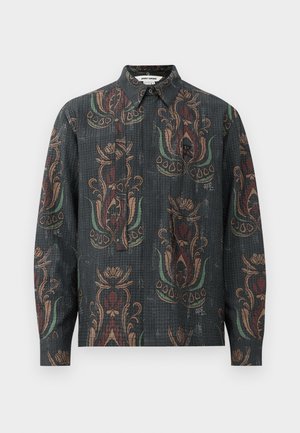 Chemise noire à boutons en tissu texturé, ornée de motifs botaniques complexes dans des tons rouges, verts et beiges à l'avant et à l'arrière.
