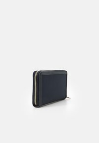 Portafoglio blu navy con zip realizzato in materiale liscio, dotato di zip color oro, forma rettangolare e design minimalista senza loghi visibili.