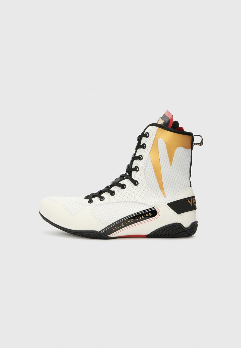 Boxingstiefel aus weißem Mesh und synthetischen Materialien mit goldenen Akzenten, schwarzen Schnürsenkeln und einer strukturierten schwarzen Gummisohle mit Branding.