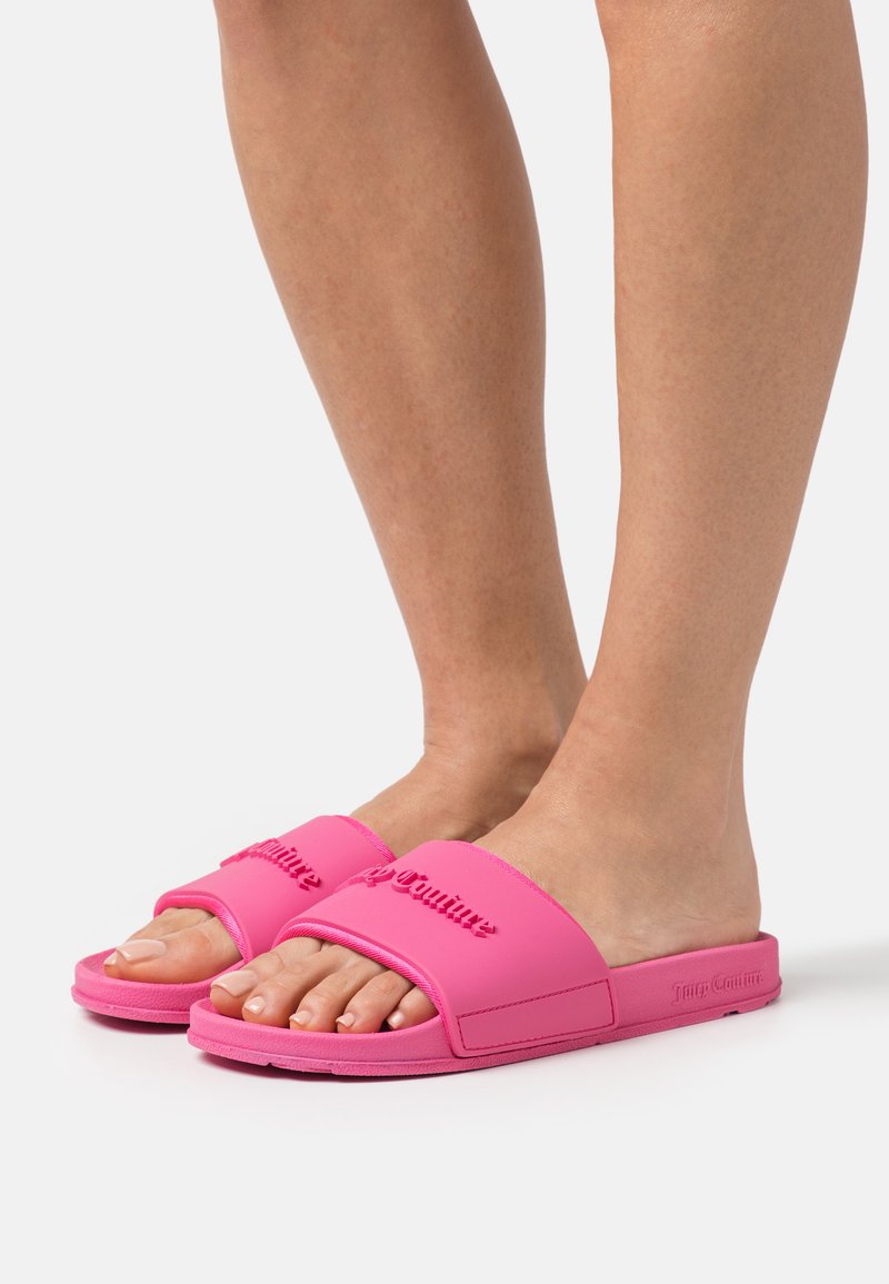 Juicy Couture BREANNA EMBOSSED SLIDER WITH LOGO Chaussons pink/rose