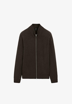 Cardigan lavorato a maglia marrone con texture a coste, colletto alto e chiusura con zip full. Maniche lunghe, polsini aderenti e orlo.