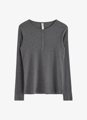 Grå långärmad T-shirt i ribbat material med rund halsringning och en femknapps stolpe vid bröstet. Avslappnad passform.