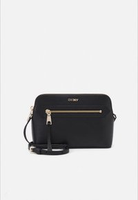 Černé kožené psaníčko se zlatým zipem, trojúhelníkovými designovými prvky a odnímatelným popruhem; hladká textura s jednou vnější kapsou.