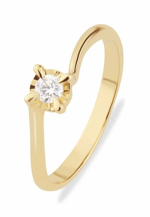 Goldring mit glatter Band, versehen mit einem runden, brillantgeschliffenen Diamanten in einer Krappenfassung, die ein poliertes Finish zeigt.