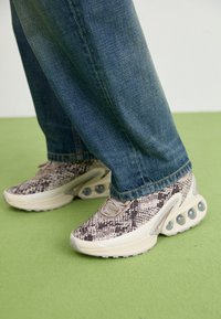 AIR MAX DN - Sneakers basse - malt/light orewood brown/velvet brown/college grey/phantom/silver