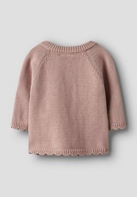 Bledo roza pleten pulover z okroglim izrezom, rokavi do komolcev in valovitim robom. Mehka tekstura, preprost dizajn.