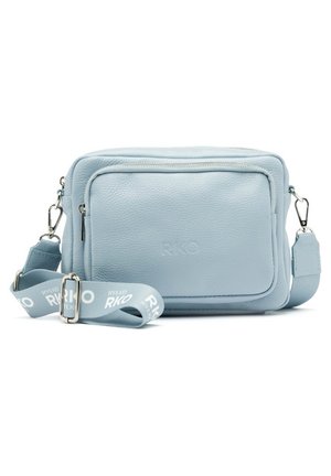 Lyseblå tekstureret crossbody taske med frontlynlåslomme og justerbar rem med hvid "RYKO" branding.