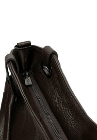 Borsa a mano in pelle marrone con finitura testurizzata, chiusura zip e due manici. Il dettaglio interno include una zip.