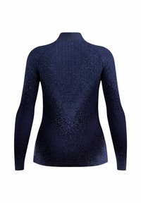 Haut à manches longues bleu marine avec un col montant, présentant un motif texturé de rayures verticales et un dégradé allant des tons foncés aux tons plus clairs.