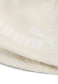 Berretto lavorato a maglia bianco con una texture morbida e un motivo logo sottile. Il design è semplice e presenta un bordo curvo per una vestibilità aderente.