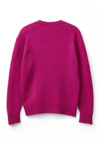 Fuchsiový pletený svetr s kulatým výstřihem, žebrovaným lemem a manžetami. Má měkkou texturu a volný střih, s dlouhými rukávy. Zobrazeno zezadu.