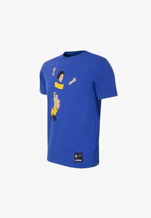Blauwe katoenen t-shirt met een gele graphic van een springende voetballer met het nummer 10. Label met het "COPA" logo aan de onderkant.