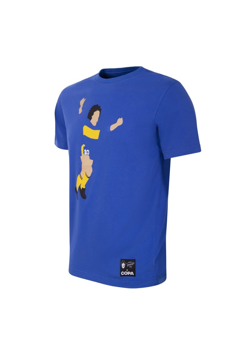 Blauwe katoenen t-shirt met een gele graphic van een springende voetballer met het nummer 10. Label met het "COPA" logo aan de onderkant.
