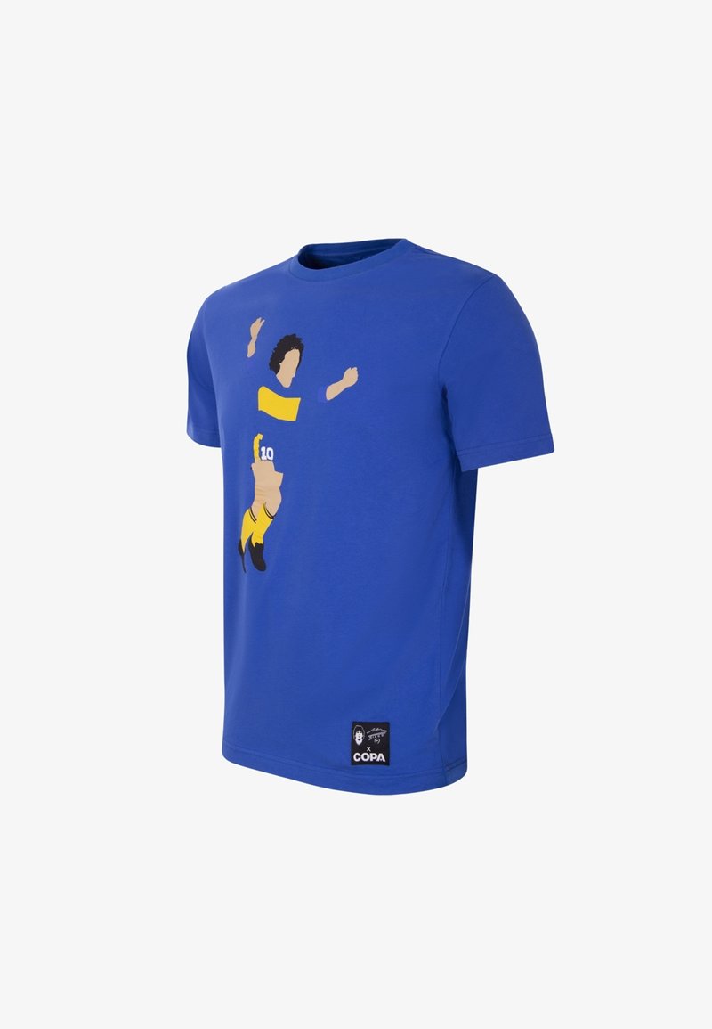 Blauwe katoenen t-shirt met een gele graphic van een springende voetballer met het nummer 10. Label met het "COPA" logo aan de onderkant.