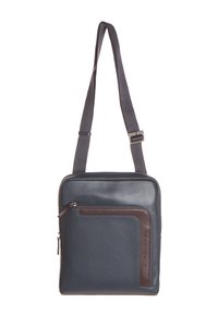 Borsa a tracolla in pelle grigia con strap regolabile. Presenta una tasca frontale con zip e dettagli marroni. Texture liscia, forma rettangolare.