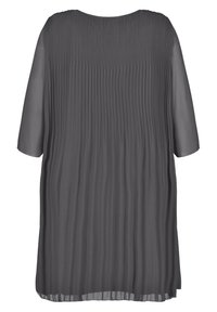 Vestido gris con pliegues, de escote redondo y mangas cortas. Confeccionado en tela ligera, presenta pliegues verticales en toda la parte posterior.