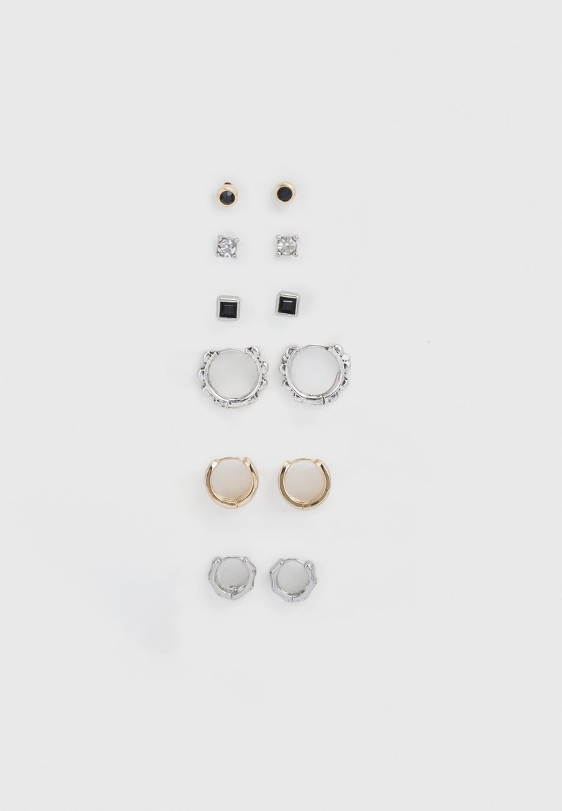 Sett med seks par øreringer: to gullringer, to sølvringer, to stikkpar (svart og klart), og ett utsmykket sølvpar.