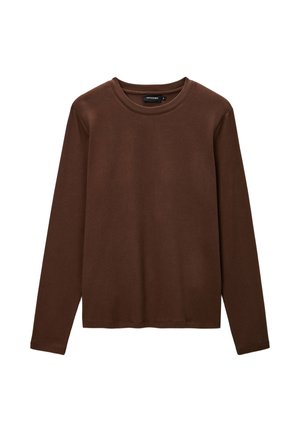 Chemise marron à manches longues, en tissu doux, avec un col rond et une coupe droite, au design minimal et sans accents visibles.