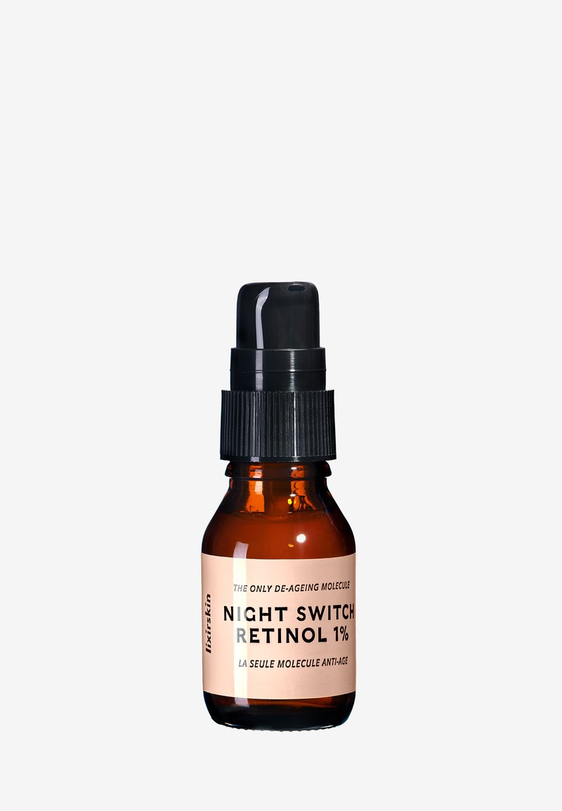 Bernsteinfarbene Glasflasche mit schwarzem Pumpenkopf. Das Etikett zeigt einen rosa Hintergrund und schwarzen Text mit der Aufschrift "NIGHT SWITCH RETINOL 1%."