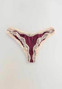 Borduur roze kantstring met geschulpte beige rand, met een gladde binnenkant en ingewikkelde kantdetails langs de randen en de voorkant.