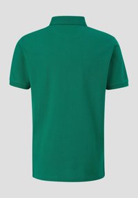 Zielona koszulka polo z kołnierzykiem, krótkimi rękawami i gładką teksturą. Prosty, jednolity design bez wzorów czy ozdób.