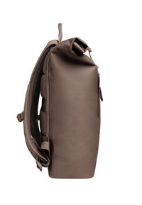 Sac à dos étanche marron avec un design à rabat roulé, des bretelles en mesh et une fermeture éclair sur le côté. Texture lisse avec une forme rectangulaire structurée.