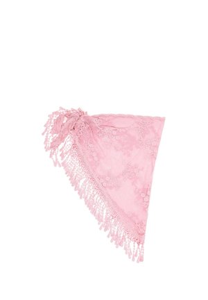 Châle triangulaire en dentelle rose avec motifs floraux et bords frangés, noué en un nœud lâche à un coin.