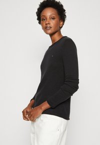 Tommy Hilfiger SOFT SWEATER - Strickpullover - black