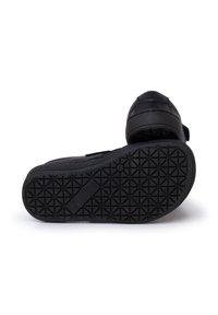 Sneaker nera con suola in gomma strutturata caratterizzata da un motivo a diamante. Tomaia realizzata in materiale resistente, con una finitura lucida e accenti minimi.