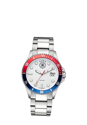Montre-bracelet en métal argenté avec lunette rouge et bleue, cadran blanc, index ronds, guichet date à 3 heures et trois aiguilles indiquant 1:09:31.