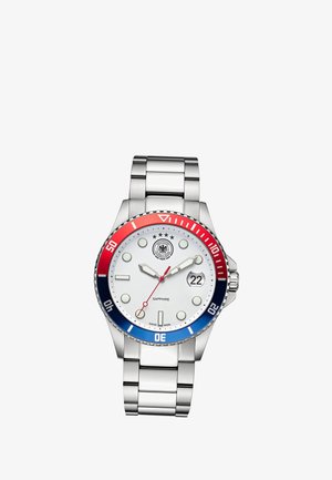Montre-bracelet en métal argenté avec lunette rouge et bleue, cadran blanc, index ronds, guichet date à 3 heures et trois aiguilles indiquant 1:09:31.