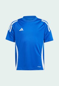 Jersey deportivo azul de manga corta fabricado con tejido que absorbe la humedad, con rayas blancas en los hombros y etiqueta "AEROREADY" en el dobladillo.