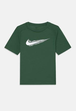 Zaļš īsām piedurknēm Nike T-krekls ar baltu logo dinamiskā svira dizainā. Izgatavots no gludas, elpojošas auduma.