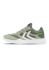 Baskets de sport vertes et grises avec semelle blanche et logo chevron blanc sur le côté, en mesh et matériaux synthétiques, fermeture à lacets.