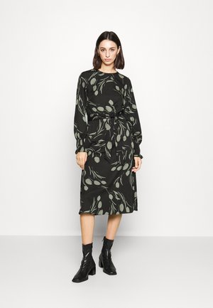 Vero Moda Tall VMMARTA CALF DRESS  - Φόρεμα ημέρας - black/marta