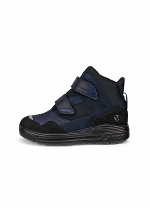 Bottines imperméables montantes en noir et marine, dotées de panneaux en maille et en suède, de deux sangles Velcro et d'une semelle en caoutchouc texturé pour une meilleure adhérence.